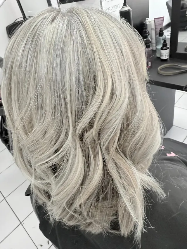 Lived-in ashy blonde with fine baby-lights by Emma